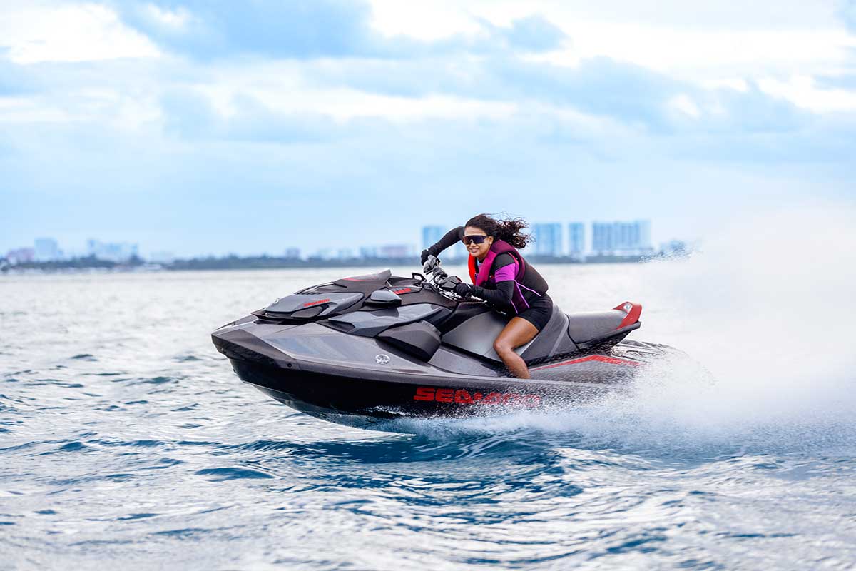 SEA PWC MY24 PERF GTRX 300 EclipseBlack DeepMarsala Action DJ1A4008 RGB